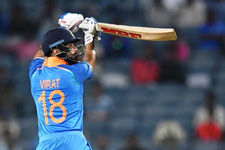 ওয়ানডে কেরিয়ারে ৩৮ সেঞ্চুরি হয়ে গেল কোহালির। এর মধ্যে ৩২টিতে এসেছে জয়। একটি হয়েছে টাই। বাকিগুলোর ক্ষেত্রে শতরান করেও দলকে জেতাতে পারেননি তিনি। শনিবার যেমন একাই করেছেন ১০৭ রান। কিন্তু, বাকিরা সবাই মিলে করেন মাত্র ১২৭। সব ম্যাচ তাঁকেই জেতাতে হলে তো মুশকিল! ছবি: এএফপি।