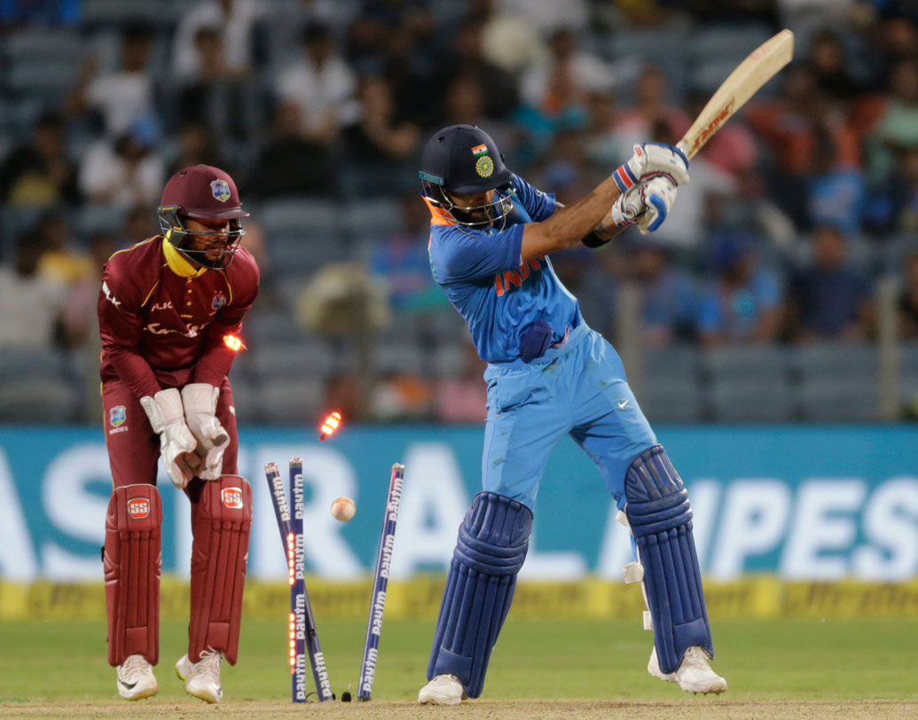 ভারতীয় ব্যাটসম্যানদের ব্যর্থতা। বিরাট কোহালি ছাড়া আর কোনও ভারতীয় ব্যাটসম্যান কিছুই করতে পারেননি পুণের ম্যাচে। বিরাট ১০৭ রান করেন, বাকি দশ ব্যাটসম্যানের মোট সংগ্রহ ১২৭— এই পরিসংখ্যানই বুঝিয়ে দেয় কতটা ব্যর্থ ব্যাটসম্যানরা।