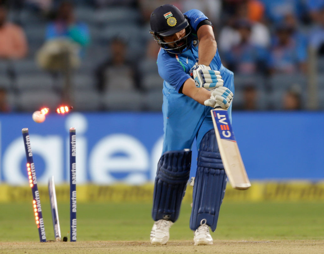 দুই ওপেনারের ব্যর্থতা। রোহিত শর্মা এবং শিখর ধওয়নের যেন কোনও কিছুই ঠিকঠাক কাজ করছে না। প্রথম একদিনের ম্যাচে সেঞ্চুরি করলেও তার পর থেকে নিষ্প্রভ রোহিত। পরপর দুই ম্যাচে সেট হয়ে আউট হয়েছেন শিখর। আর এটাই ভারতীয় দলের বড় সমস্যা।