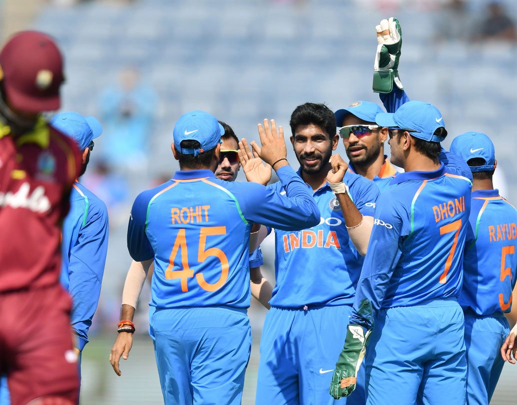 বেশ কিছু দিন বাদে দলে ফিরে চার উইকেট পেয়েছেন বুমরা। কিন্তু, ভুবনেশ্বর কুমার, চহাল বা কুলদীপরা কিছুই করতে পারেননি। দলে ফেরা ভুবির উপর ভরসা থাকলেও হতাশই হতে হয় দলকে।