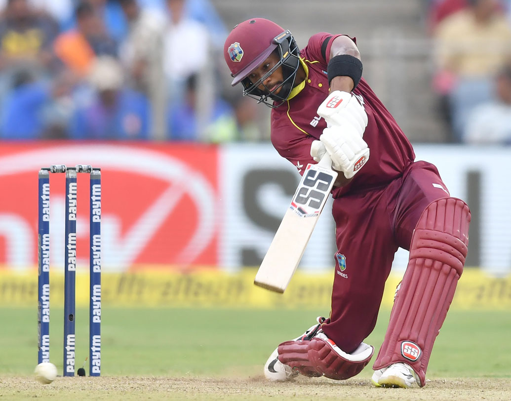 বলতেই হবে ওয়েস্ট ইন্ডিজের তরুণ উইকেটরক্ষক ব্যাটসম্যান শেই হোপের কথা। দ্বিতীয় ম্যাচে শতরান, তৃতীয় ম্যাচে ৯৫। ক্রমেই ভারতীয় বোলারদের মাথা ব্যাথার কারণ হয়ে উঠছেন লারা-চন্দ্রপলদের এই উত্তরসূরি।