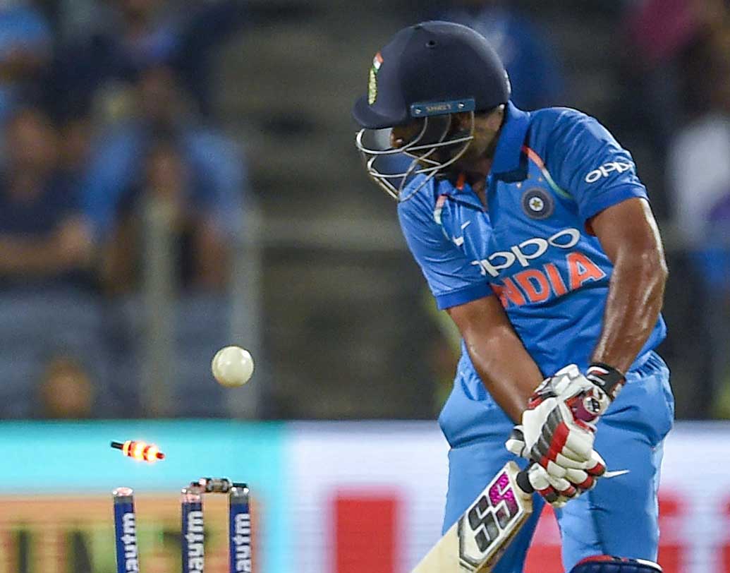 রান পেতে হবে মিডল অর্ডারকে। রায়ুডু, কেদার, পন্থ, ধোনি, জাদেজাদের যাঁরাই প্রথম একাদশে থাকবেন, তাঁদের রান করতে হবে। সেট হয়ে যাওয়ার পর অবিবেচকের মতো আউট হয়ে দলের সমস্যা বাড়ালে চলবে না।