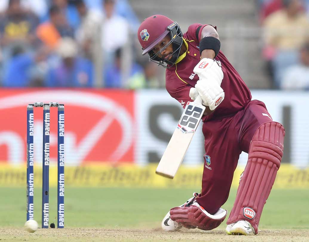 ওয়েস্ট ইন্ডিজের শেই হোপ নতুন আতঙ্ক তৈরি করেছেন। হোপকে থামাতে পারছেন না চহাল-কুলদীপরা। কী ভাবে হোপকে আটকানো যাবে, তার ছক দ্রুত বার করতে হবে শাস্ত্রী-বিরাটদের।