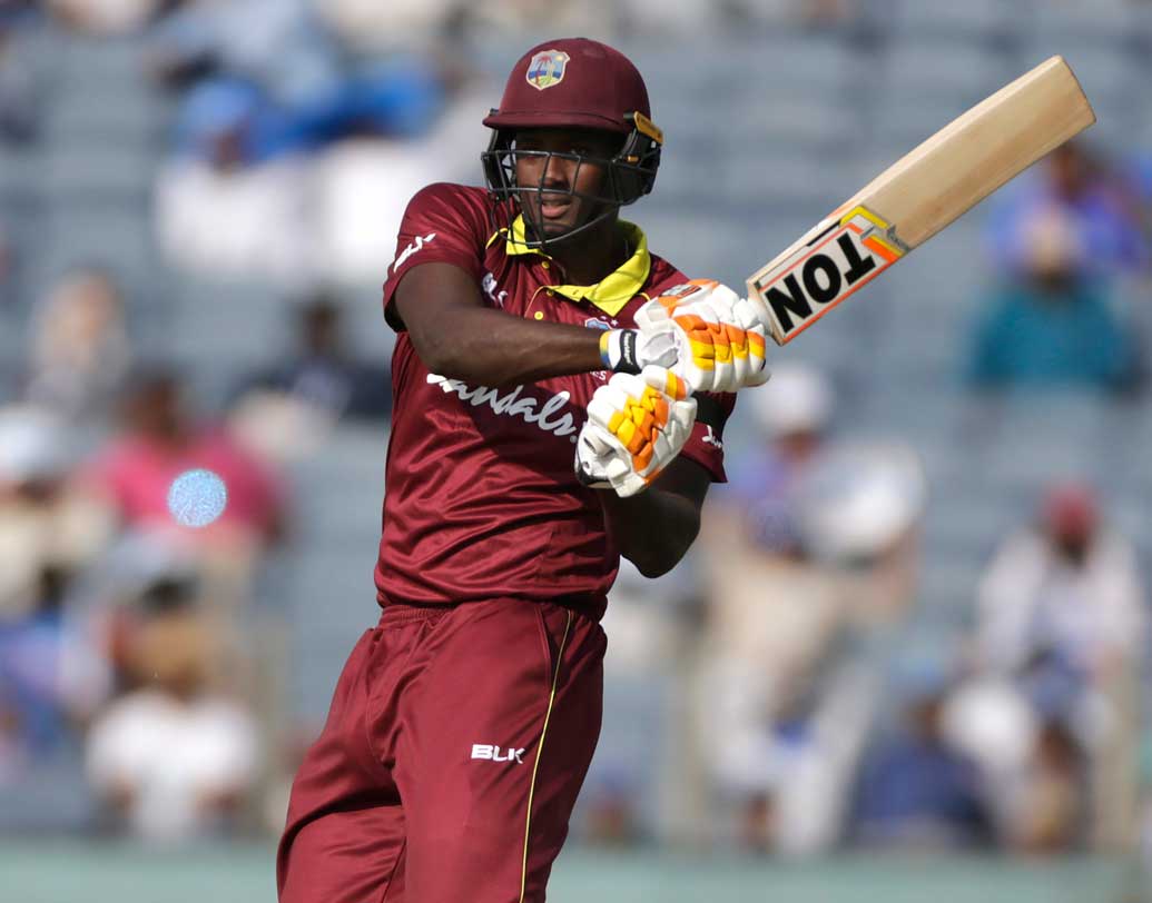 বার বার দেখা যাচ্ছে ওয়েস্ট ইন্ডিজের লোয়ার অর্ডারকে বাগে আনতে পারছেন না ভারতীয় বোলাররা। বুমরা-ভুবিরা যে কাজে অন্যতম দক্ষ, সেই লোয়ার অর্ডারকে মুড়িয়ে দেওয়ার কাজটা আজ তাঁদেরই করতে হবে।