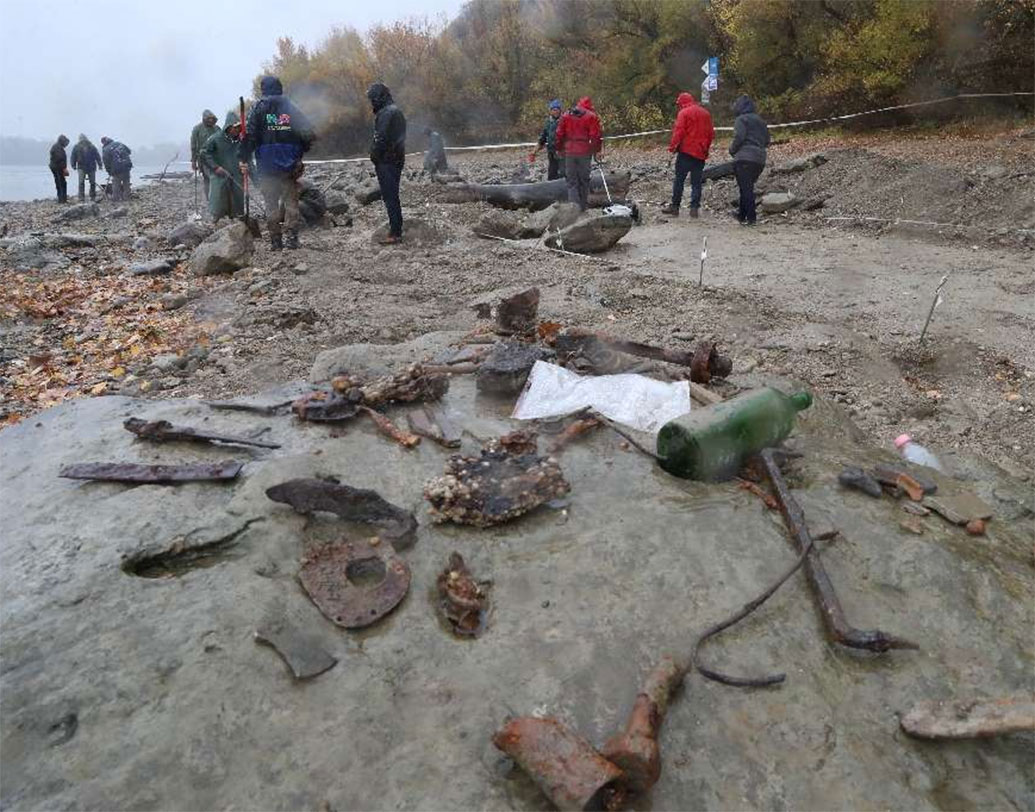 হাঙ্গেরির দানিউব নদীতে জল প্রায় নেই বললেই চলে। প্রায় শুকনো খটখটে। প্রত্নতত্ত্ববিদরা সেখান থেকেই পেয়েছেন দু’হাজারের উপর মুদ্রা।