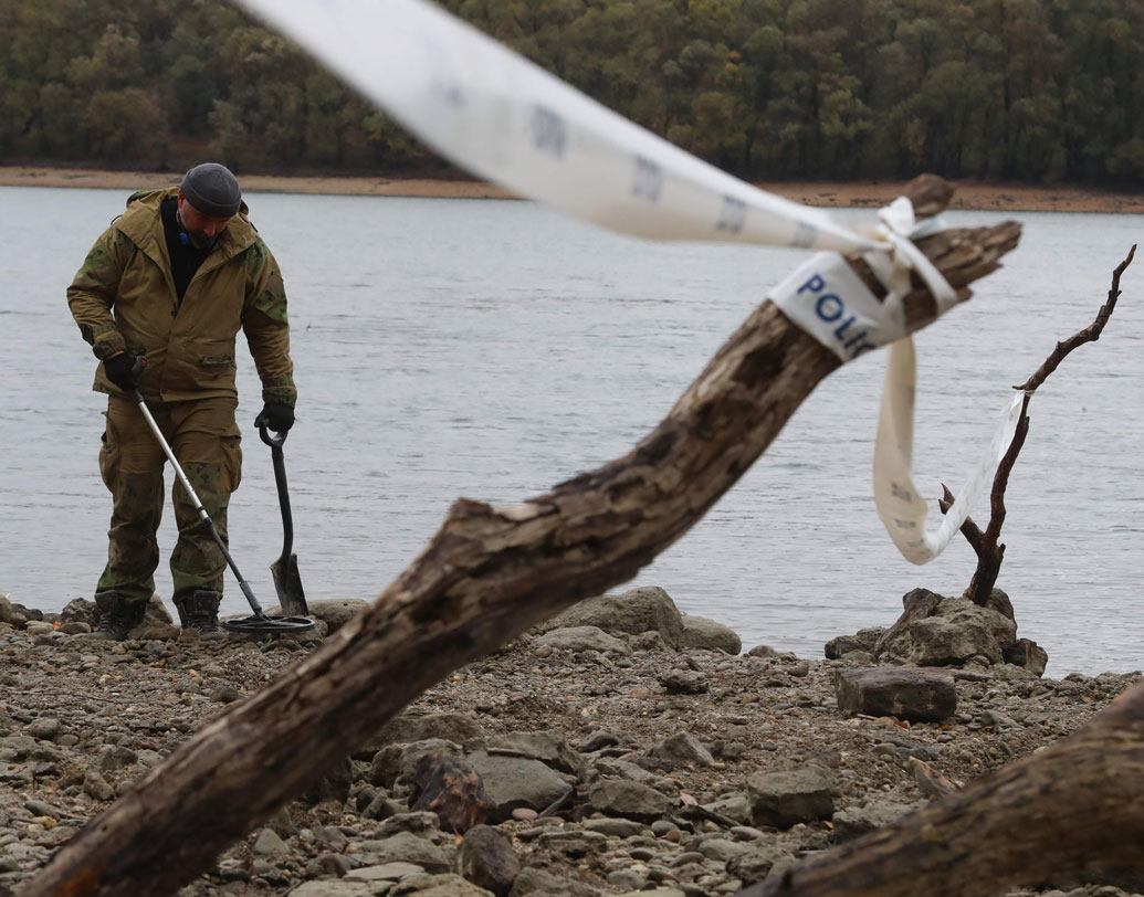 ফেরেঞ্জি মিউজিয়ামের সঙ্গে যুক্ত প্রত্নতত্ত্ববিদ কাতালিন কোভাস জানিয়েছেন, মুদ্রা ছাড়াও মিলেছে প্রাচীন আমলের লোহার অস্ত্র, কামানের গোলা, বর্শা, তরবারি।