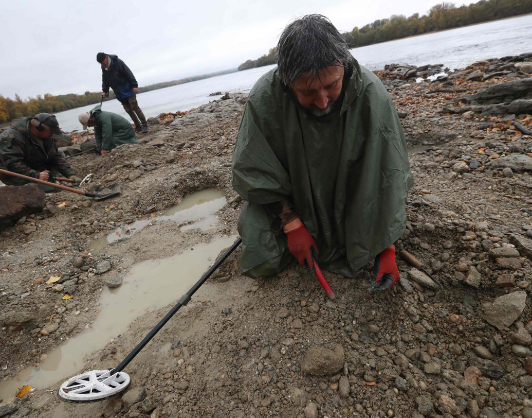 ডাইভার, ড্রোন সব কিছু নিয়ে যুদ্ধকালীন তৎপরতায় কাজ চলছে, জানিয়েছেন ইতিহাসবিদরাও। নদীতে জলস্তর বেড়ে যাওয়ার আগেই কাজ সেরে ফেলতে হবে, জানিয়েছেন তাঁরা।