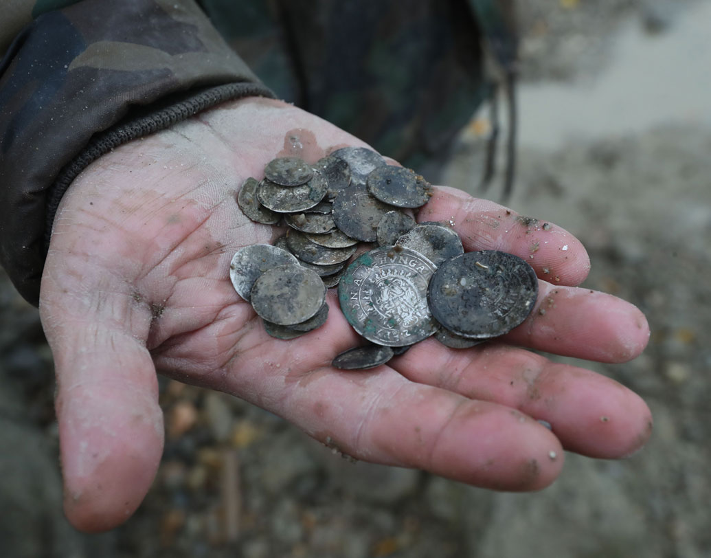 প্রাচীন আমলের এত মুদ্রা এক সঙ্গে পেয়ে উচ্ছ্বসিত গবেষকরাও। প্রত্নতত্ত্ববিদ বালজ ন্যাগি জানিয়েছেন, ৯০ শতাংশই মুদ্রাই প্রায় ১৬৩০-১৭৪৩ সালের। নেদারল্যান্ডসে তৈরি হয়েছিল মুদ্রাগুলি। এ ছাড়াও ফ্রান্স, জুরিখ ও ভ্যাটিকানের মুদ্রাও রয়েছে।