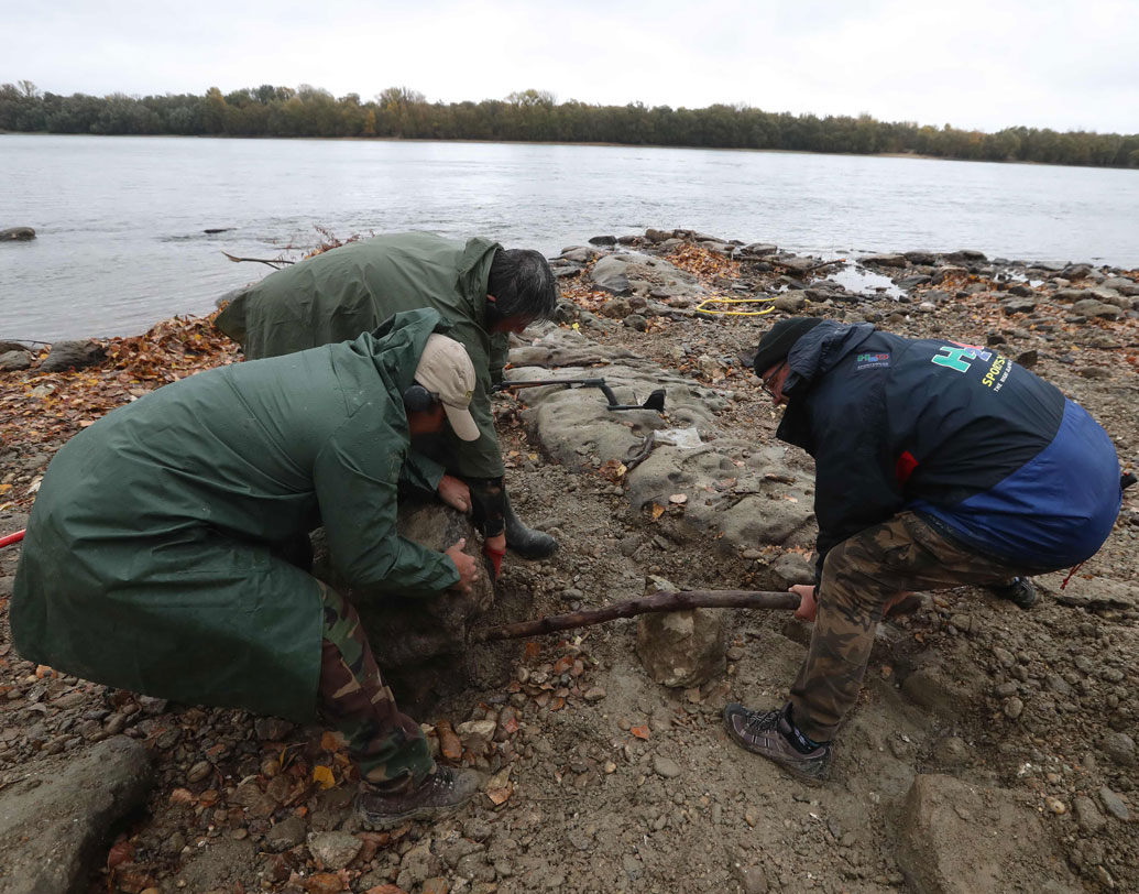 দানিউবের পাশেই বুদাপেস্টের প্রাচীন সেতুর ধ্বংসাবশেষ দেখা যায়। দ্বিতীয় বিশ্বযুদ্ধের সময় এটি ধ্বংস হয়ে গিয়েছিল নাৎসিদের হামলায়। তার পাশেই মিলেছে এই গুপ্তধনের সন্ধান।