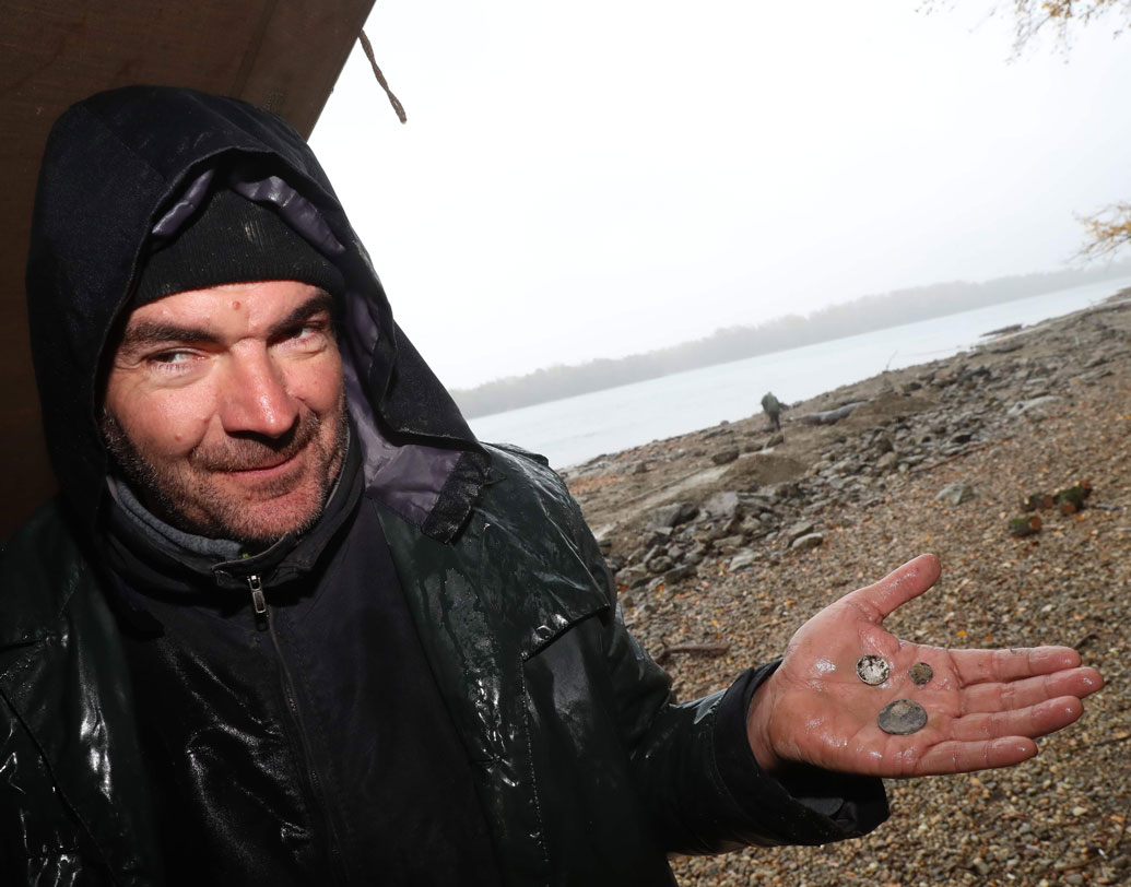 ফেরেঞ্জি মিউজিয়ামের অধিকর্তা গাবর গুলিয়াস একটি সাংবাদিক সম্মেলনে প্রথম বলেন এই প্রত্নতাত্ত্বিক সামগ্রী উদ্ধারের কথা। প্রথমে একজন প্রত্নতত্ত্ববিদ মেটাল ডিটেক্টরের মাধ্যমেই গুপ্তধনের হদিশ পেয়েছিলেন। তিনি প্রথম সেন্ট জর্জের ছবি দেওয়া একটি ঘণ্টা খুঁজে পান।