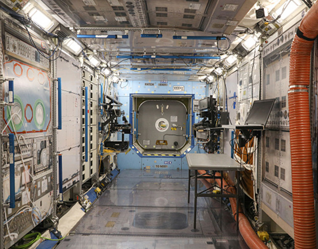 সংস্থার সিইও কেইস মুল্ডার বলেন, ‘‘মহাকাশে কী ভাবে ভূমিষ্ঠ হবে শিশু, তা শিখতে হবে মানবজাতির স্বার্থেই।” অন্য দেশের মহাকাশ সংস্থাকেও এই প্রকল্পে যোগ দিতে আহ্বান জানিয়েছেন তাঁরা।