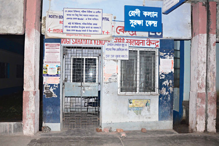 বন্ধ: তালা রোগী কল্যাণ কেন্দ্রে। নিজস্ব চিত্র