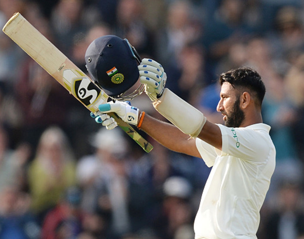 চেতেশ্বর পূজারা: এর পর নামছেন চেতেশ্বর পূজারা। টেস্ট ক্রিকেটের অন্যতম স্তম্ভ পূজারা। ইংল্যান্ড প্রথম টেস্টে বাদ পড়ার পর ফিরে মন্দ খেলেননি। শতরানও করেছেন।