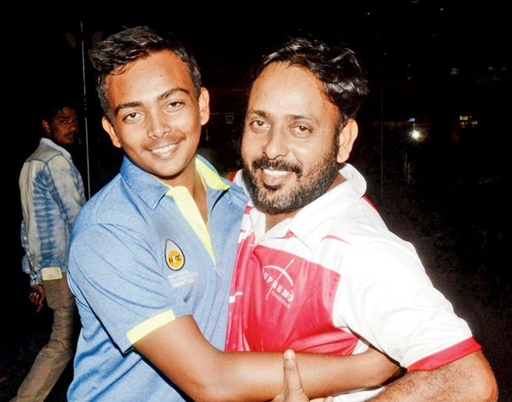 খুব ছোটবেলায় মাকে হারিয়েছিলেন পৃথ্বী। বাবা পঙ্কজ শ-ই বড় করে তুলেছেন তাঁকে। প্রতিদিন ভোর সাড়ে চারটেয় উঠতে হত ঘুম থেকে। ধরতে হত সকাল ৬টার ট্রেন। ট্রেন ধরার জন্যও দেড় ঘণ্টা যেতে হত প্রতিদিন। বান্দ্রার এমআইজি মাঠে স্কুলের ব্যাগ ও ক্রিকেট ব্যাগ নিয়ে অনুশীলনে পৌঁছতেন পৃথ্বী।