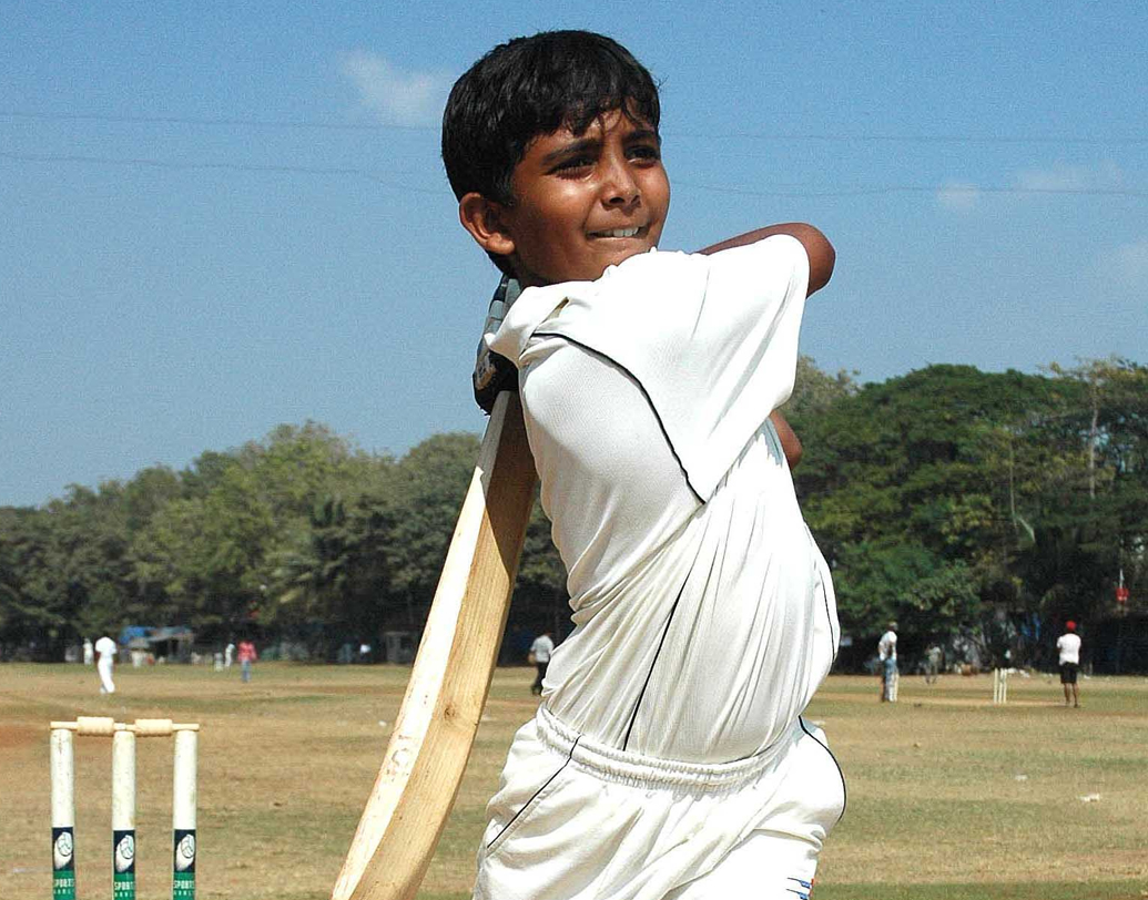 ২০১০ সালে প্রাক্তন জাতীয় স্পিনার নীলেশ কুলকার্নি প্রথম পৃথ্বীর মধ্যে আবিষ্কার করেন প্রতিভা। তখন তাঁর বয়স মাত্র ১১। নীলেশের স্পোর্টস ম্যানেজমেন্ট কোম্পানি তাঁকে বার্ষিক তিন লক্ষ টাকার স্টাইপেন্ড দিতে শুরু করে। পরে সান্তাক্রুজে বাবা-ছেলেকে ফ্ল্যাট দেন একজন। ফলে যাতায়াতের সময় ও ধকল বাঁচে।