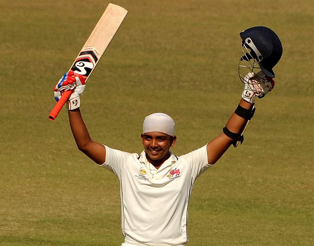 ২০১৩ সালে হ্যারিস শিল্ডে রিজভি স্প্রিংফিল্ড স্কুলের হয়ে ১৪ বছর বয়সে ৩৩০ বলে ৫৪৬ রানের ইনিংস খেলেন পৃথ্বী। যা স্কুল ক্রিকেটে কোনও ভারতীয়ের সর্বাধিক রান। বর্তমানে এটা যে কোনও পর্যায়ের সংগঠিত ম্যাচে চতুর্থ-সর্বাধিক রান। এইএ ইনিংসের পরই সাড়া পড়ে যায়। শিরোনামে আসেন তিনি।