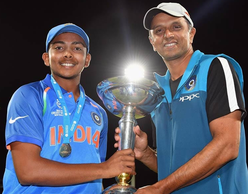 চলতি বছরের জানুয়ারিতে অনূর্ধ্ব-১৯ বিশ্বকাপে পাঁচ ইনিংসে ৬৫.২৫ গড়ে ২৬১ রান করেন। এই প্রতিযোগিতায় ভারতীয় অধিনায়ক হিসেবে যা সর্বাধিক রান। পৃথ্বীর পিছনে রয়েছেন উন্মুক্ত চাঁদ, বিরাট কোহালি ও পার্থিব প্যাটেল। রাহুল দ্রাবিড়কে কোচ হিসেবে পেয়ে হন উপকৃত।