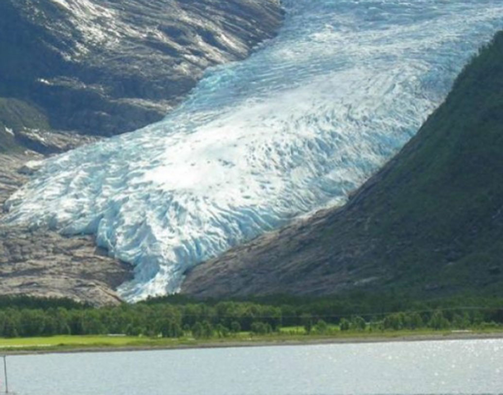 উত্তর নরওয়ের সার্টিসেন হিমবাহের পাদদেশে হোটেলটি বানানো হচ্ছে। এটিই বিশ্বের প্রথম এনার্জি পজিটিভ হোটেল।