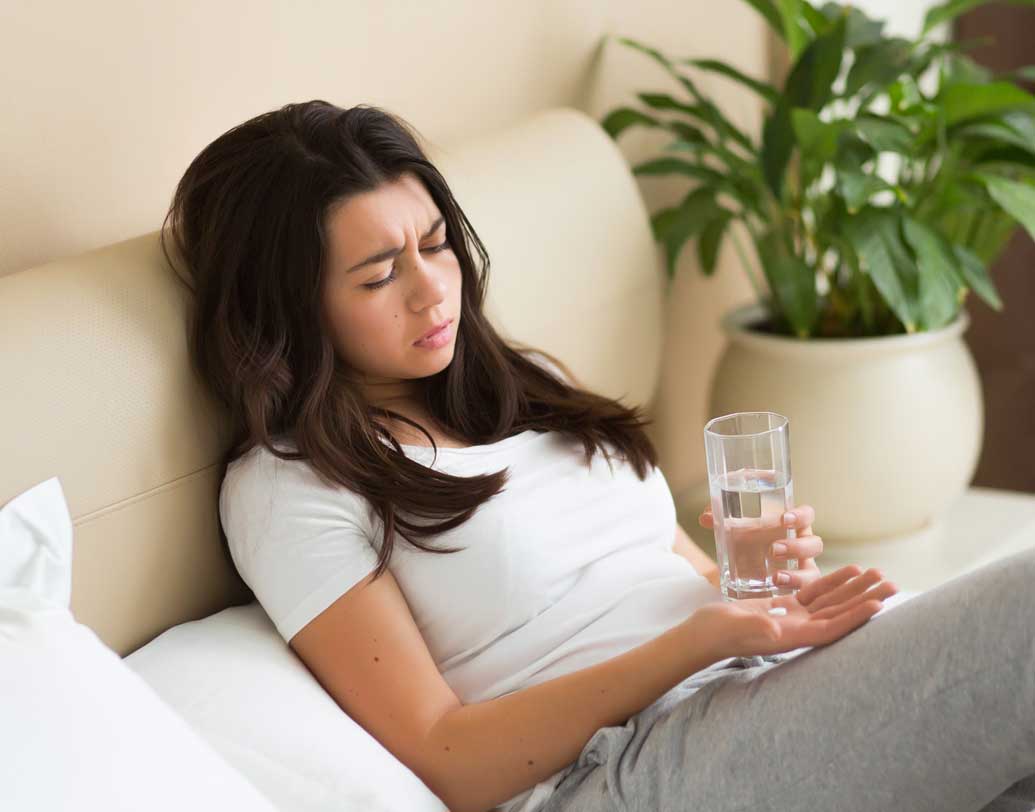 তবে এমন সমস্যা এলেই যে তা সব সময় ওষুধ খেয়ে কমাতে হবে এমন কিন্তু নয়। নিয়মিত ঘুমের ওষুধ শরীরের জন্যও ক্ষতিকর। তবে আপনার কিছু অভ্যাস বদলালেই এই সমস্যা থেকে দ্রুত পরিত্রাণ পেতে পারেন। চিকিৎসকের কাছে যাওয়ার আগে সে সব স্বভাবে বদল আনুন। দেখবেন, ঘুমে ব্যাঘাতের ঘটনা থেকে মুক্তি মিলছে সহজেই। জানেন সে সব কী কী?