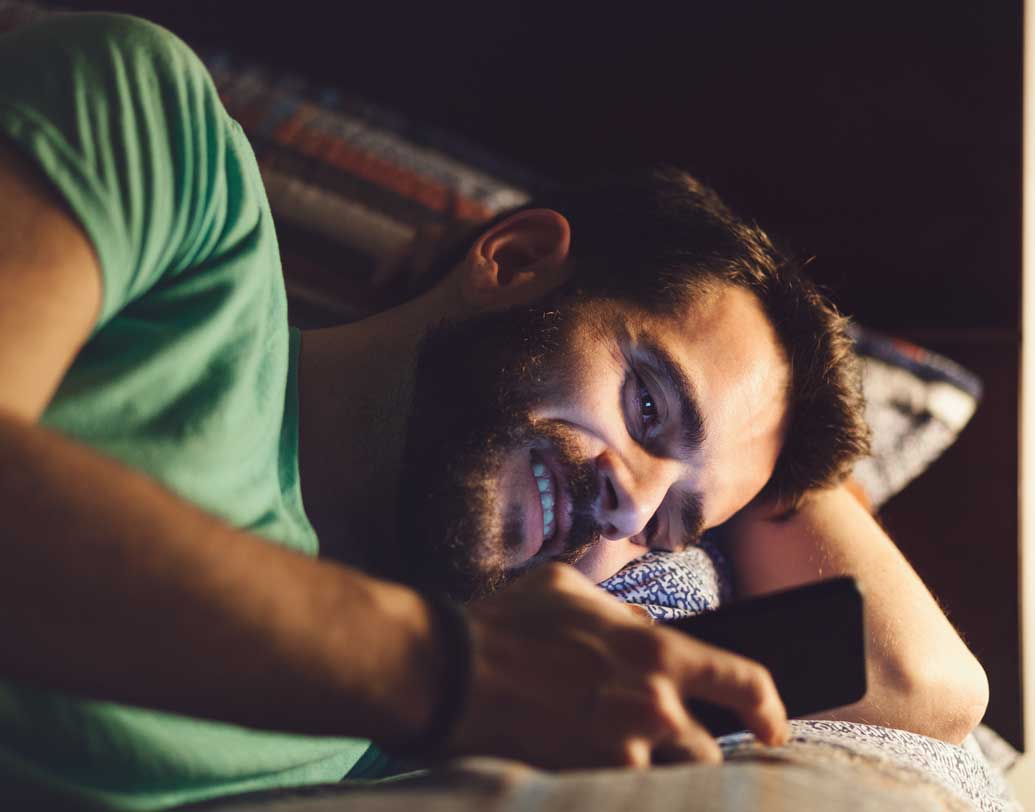 মেডিসিন বিশেষজ্ঞ গৌতম বরাটের মতে, বেশির ভাগ মানুষই ঘুমোনোর সময় মোবাইল ঘাঁটেন। সারা দিন কাজের চাপ, ব্যস্ততা সামলে ওই সময়টাই সোশ্যাল সাইটে ব্যস্ত হয়ে পড়েন। কেউ ফোন করেন অনেক রাত অবধি। এতে বিভিন্ন বিষয়ের কথাবার্তা মস্তিষ্কের হাইপোথ্যালামাসকে উত্তেজিত করে। ঘুম আসতে বাধা পায়। তাই এই অভ্যাস থেকে সরে আসুন।