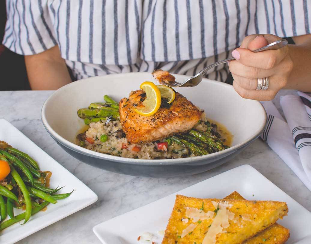 কত রাতে খাওয়াদাওয়া সারেন? ঘুম আসার জন্য এটাও কিন্তু অত্যন্ত গুরুত্বপূর্ণ একটি পদক্ষেপ। রাতে ঘুমোনের অন্তত দু’ঘণ্টা আগেই সারুন রাতের খাওয়া। পাকস্থলী পূর্ণ থাকলে সঙ্গে সঙ্গে ঘুম আসে না। খেয়ে একটু হেঁটে আসুন ধারেকাছে। হজম প্রক্রিয়া যত তাড়াতাড়ি হবে, ঘুমও ততই দ্রুত আসবে।