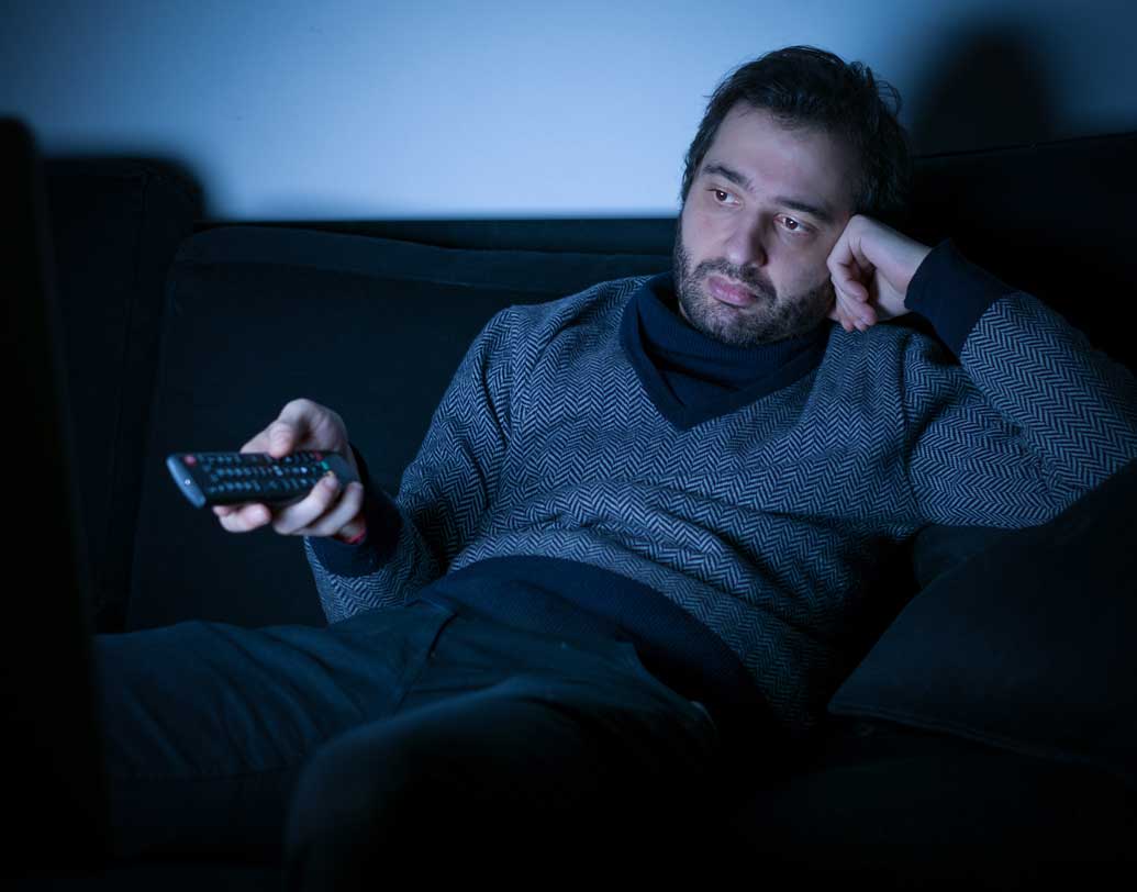 অনেকেই রাতে এমন কিছু টিভি শো দেখেন যা মস্তিষ্ককে উত্তেজিত করে। ফলে থ্যালামাস উদ্দীপ্ত হয়ে ঘুমকে সরিয়ে দেয়। কাজেই সে সব অনুষ্ঠান থেকে দূরে থাকুন, বরং ঘুমোনের আগে মিউজিক প্লেয়ার বা বেতারে কোনও হালকা গান শুনুন।