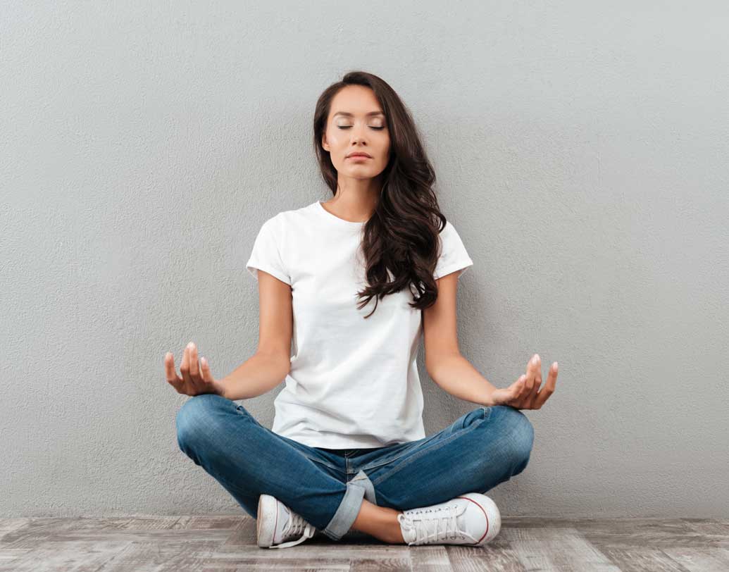 ঘুমোনোর আগে এমন কোনও ঘটনা বা বিতর্কে জড়াবেন না, যা মনে চাপ ফেলতে পারে। সারা দিনের এমন কোনও ঘটনা যা মনকে বিক্ষিপ্ত করে বা টেনশনে রাখে তা থেকেও মন সরিয়ে রাখুন। নইলে ঘুম এলেও মাঝ পথে বার বার তা ভেঙে যাওয়ার সম্ভাবনা থাকে। ঘুমোনোর আগে হালকা মেডিটেশন করে নিলে এই মন সামলানোর কাজটি আরও ভাল হয়।