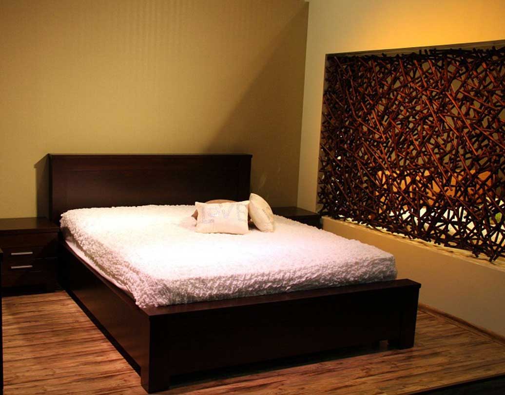 শোওয়ার ঘরটিকে ঘুমনোর উপযুক্ত করুন। আলো নিভিয়ে, পরিষ্কার বিছানায় ঘুমের উপযুক্ত বালিশ রাখুন। প্রয়োজনীয় চাদর হাতের কাছে রেখে দিন। প্রয়োজন অনুযায়ী পাখা বা এসি চালিয়ে ঘুমোন। ঘরের আলোও যেন ঘুমের উপযুক্ত হয়। (ছবি: শাটারস্টক ও আনস্প্ল্যাশ)।