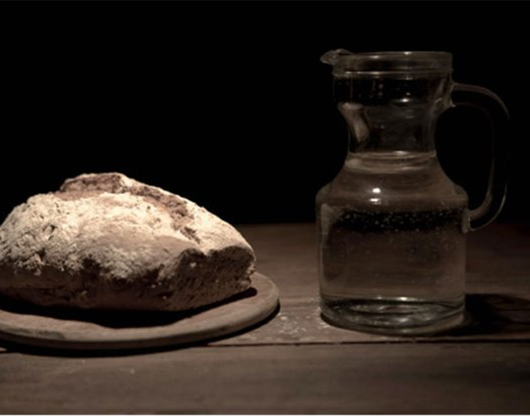 শোনা যায়, বহু দিন ধরে অন্ধকার ও বদ্ধ ঘরে জল আর পাঁউরুটি খাইয়ে রাখার পর তার পর ছেড়ে দেওয়া হয় কিছু ব্যক্তিকে। আর তার পরই এই নাচের ঝোঁক দেখা যায়।