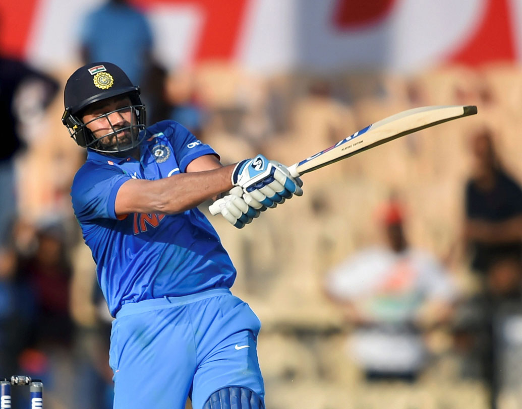 সোমবার রোহিত একদিনের ম্যাচে সপ্তম বার ১৫০-এর বেশি রান করলেন। ভাঙলেন নিজের রেকর্ডই।