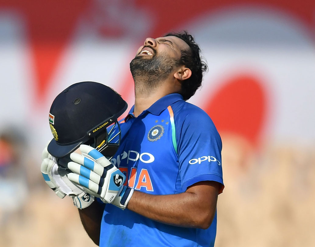 দ্বিপাক্ষিক কোনও সিরিজে এই নিয়ে পঞ্চমবার ৩০০ বা তার বেশি রান করলেন রোহিত। তার আগে কেবল রয়েছেন বিরাট কোহালি।