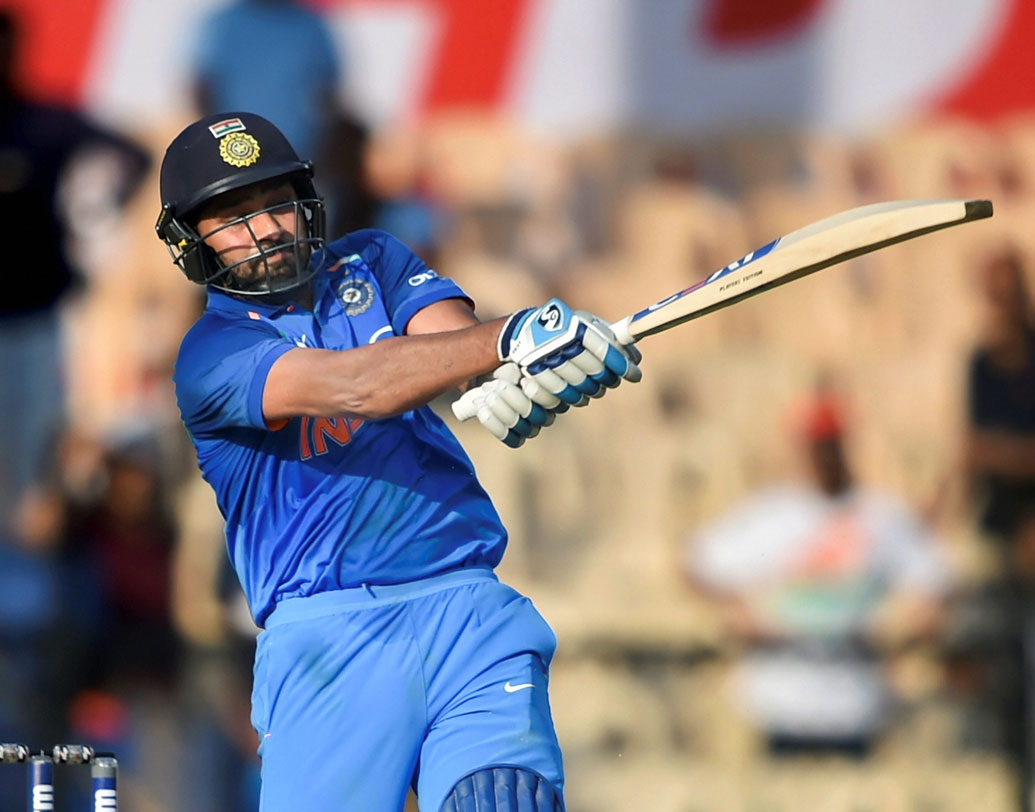 রোহিতের দাপট: জ্বলে উঠলেন রোহিত শর্মা। সব সমালোচনার জবাব দিলেন। নিজে শুধু ১৩৭ বলে অসাধারণ ১৬২ রানের ইনিংস উপহার দিলেন তা-ই নয়, দলের জন্য একটা বিশাল স্কোর তৈরি করে দিলেন।