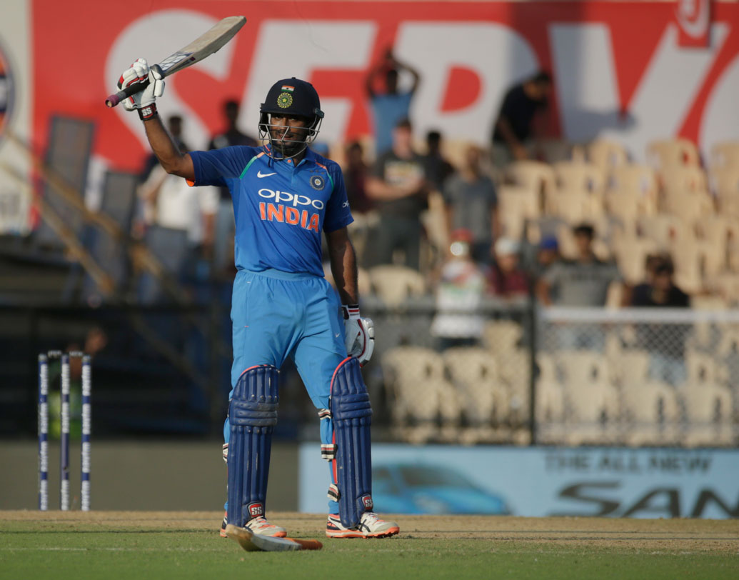 রায়ডুর সহায়তা: শুরুটা ভাল করেও শিখর ধওয়ন এবং বিরাট কোহালি বেশি দূর এগোতে পারেননি। কোহালি দ্রুত ফিরে যাওয়ায় শঙ্কা তৈরি হচ্ছিল। ঠিক তখনই রোহিতকে যোগ্য সঙ্গত দিতে শুরু করলেন রায়ডু। নিজেও সেঞ্চুরি করলেন। রোহিত-রায়ডুর জুটিতে ভর করে বিশাল রান তুলে ফেলল টিম ইন্ডিয়া।