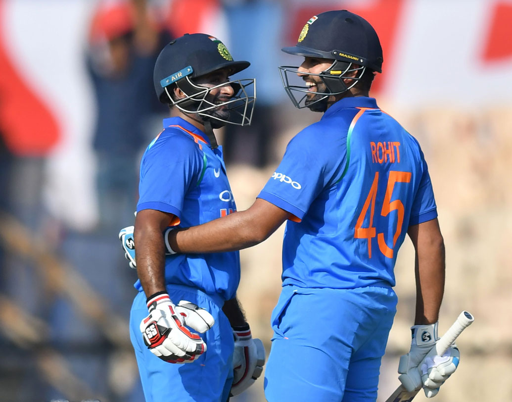 সাদামাটা বোলিং: রোহিত-রায়ডুর ব্যাট যতই চওড়া হয়েছে ততই সাদামাটা দেখিয়েছে ওয়েস্ট ইন্ডিজের বোলিং আক্রমণ। ওয়েস্ট ইন্ডিজের কোনও বোলারই এ দিন ভারতীয় ব্যাটসম্যানদের বেগ দিতে পারেননি।