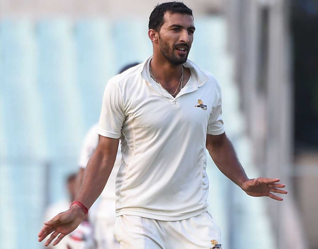 ঋষি ধওয়ন: হিমাচলপ্রদেশের এই অল রাউন্ডারটিকে ভরসা করে দল নেওয়া হয়েছিল। সুযোগ পেয়েছিলেন তিনটি একদিনের ম্যাচ এবং একটি কুড়ি ওভারের ম্যাচে। তেমন কিছুই করতে পারেননি। জাতীয় দলে ফিরতে হলে ফিটনেসের পাশাপাশি ধারাবাহিকতার প্রমাণ দিতে হবে।