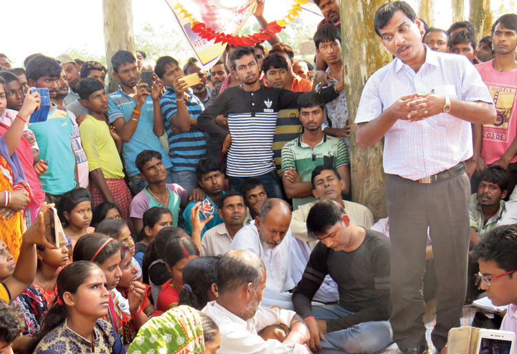 জোড়হাতে: দাড়িভিট গ্রামে গ্রামবাসী ও নিহতদের পরিবারের সঙ্গে বৈঠকে প্রধান শিক্ষক। এখানেই ক্ষোভ প্রকাশ করেন তৃণমূল নেতা সুবোধ মজুমদার, দেখুন ভিডিয়োয়। নিজস্ব চিত্র।