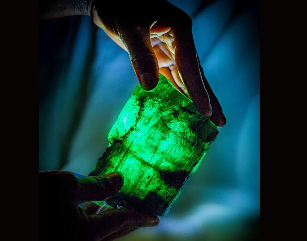 এই রত্নের স্বচ্ছতা অতুলনীয়, সোনালি সবুজ রঙ এই পান্নাটির বলছেন রত্ন বিশেষজ্ঞরা।