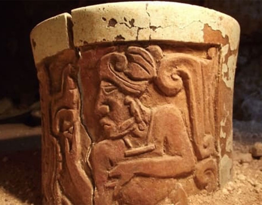 সুড়ঙ্গের যতটুকু ভিতরে যাওয়া এখনও সম্ভব হয়েছে, তাতে পাওয়া গিয়েছে মানুষের মাথার খুলি, ফুলের পাপড়ির অবশেষ, গয়না ও সবুজ পাথর বসানো নানা সামগ্রী। এই একই জিনিস পাওয়া গিয়েছিল পিরামিডের ভিতরে সমাধিতেও। তবে সামরিক কোনও জিনিসপত্র মেলেনি। ফলে বাইরের জগতের কাছে এর অস্তিত্ব অজানা ছিল বলেই মনে করছেন নৃতত্ত্ববিদরাও।