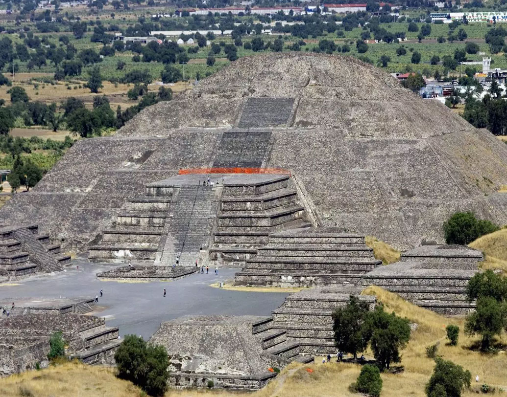‘পিরামিড অব দ্য মুন’-এর নীচে রহস্যজনক সুড়ঙ্গ এতটাই নিখুঁত ভাবে তৈরি যে, বর্তমান উচ্চপ্রযুক্তির যুগেও তা চোখ কপালে তোলে। গবেষকদের প্রাথমিক অনুমান, ওই সুড়ঙ্গের ভেতর মৃত্যুদণ্ড দেওয়া হত, যা দেখত প্রায় ১০ হাজার মানুষ।