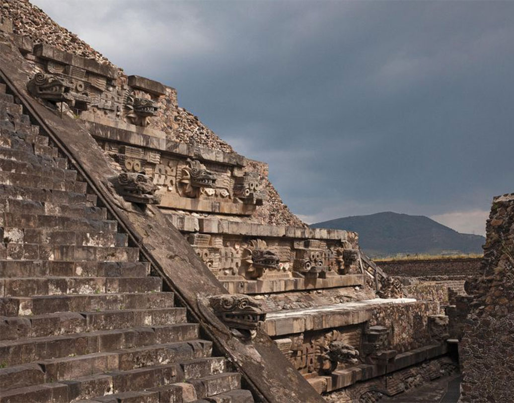 তেওতিহুয়াকান নামে মেক্সিকোর এই শহরের প্রতিষ্ঠাতা কে জানা যায় না। তবে সেই সময় এটাই ছিল শহরের সবচেয়ে বড় স্থাপত্য। ৩০০ শতকে এটি তৈরি হয়ে গিয়েছিল।  এক দল গবেষকের দাবি, শুধু মাত্র এক জনই এই সভ্যতার শাসক ছিল, যাকে ‘স্পিয়ার থ্রোয়ার আউল’ বলে উল্লেখ করা হয়েছে।