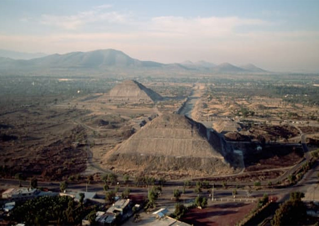 পিরামিড অব দ্য মুনের পাদদেশ থেকে যে রাস্তাটি গিয়েছে, তাকে বলা হয় ‘অ্যাভিনিউ অব ডেড’।