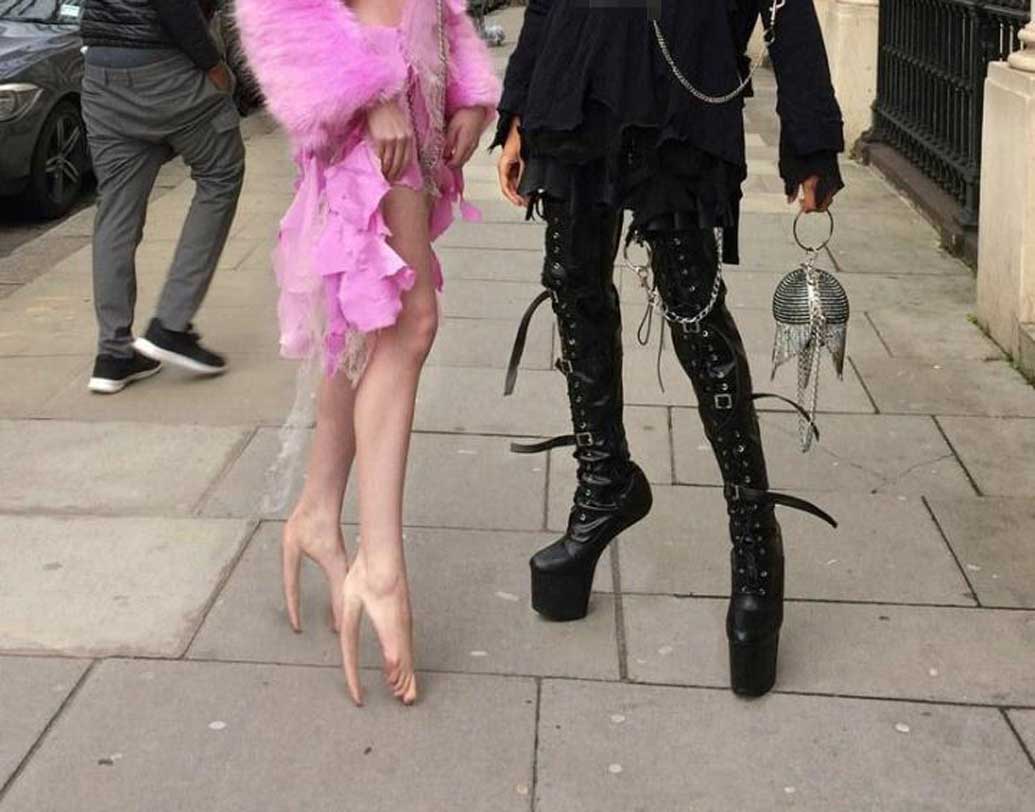 উরু পর্যন্ত ঢাকা প্লাস্টিকের তৈরি এই জুতোর প্রধান মডেলটি একেবারে চামড়ার রঙের। তাই শরীরের অংশ হিসাবে ভ্রম হবে প্রথম দর্শনেই। আর একটি মডেলের রং কালো। হ্যালোউইনের কথা মাথায় রেখেই এই দুই রংকে বেছেছেন প্রস্তুতকারীরা। তবে চাহিদার কথা ভেবে অন্যান্য রঙের কয়েকটি মডেলও রাখা হয়েছে।