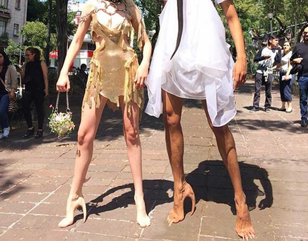 এক ঝলক দেখলে এ জুতো আলাদা করে পরে আছেন বলে মনেই হবে না। বরং আঙুল-সমেত পায়েরই বর্ধিত অংশ বলে মনে হবে। এই জুতোর নকশা এমনই, যাতে কৃত্রিম আঙুলও আছে। পরলে তা পায়ের আঙুলের থেকে আলাদা বোঝার জো নেই!