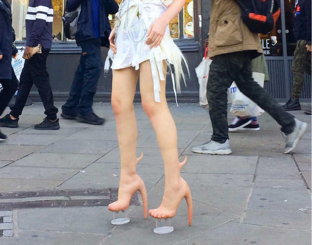 এই জুতোর হিল এতই উঁচু ও সরু যে পরলে উচ্চতা এক লাফে বেড়ে যাবে অনেকটাই। জুতোর নীচে রয়েছে মোটা একটি প্লাস্টিকের প্ল্যাটফর্ম, যা পায়ের সঙ্গে জুতোর ভারসাম্য রক্ষা করবে ও  হাঁটাচলা করতে সাহায্য করবে।