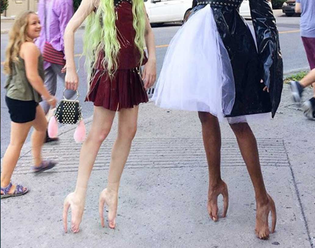 এই জুতোর মাঝে রয়েছে লম্বা লম্বা কাঁটা, যা জুতোর রূপে যোগ করেছে ভৌতিক ছোঁয়া। হলোউইনের সময় চার পাশের ভৌতিক পরিবেশ উদ্‌যাপনের যে উৎসব, তার সঙ্গে ফ্যাশনকে খাপ খাওয়াতেই এমন নকশার কথা ভেবেছে সংস্থা। এই জুতো পরে ফ্যাশন শুরুও করে দিয়েছেন অনেকেই।