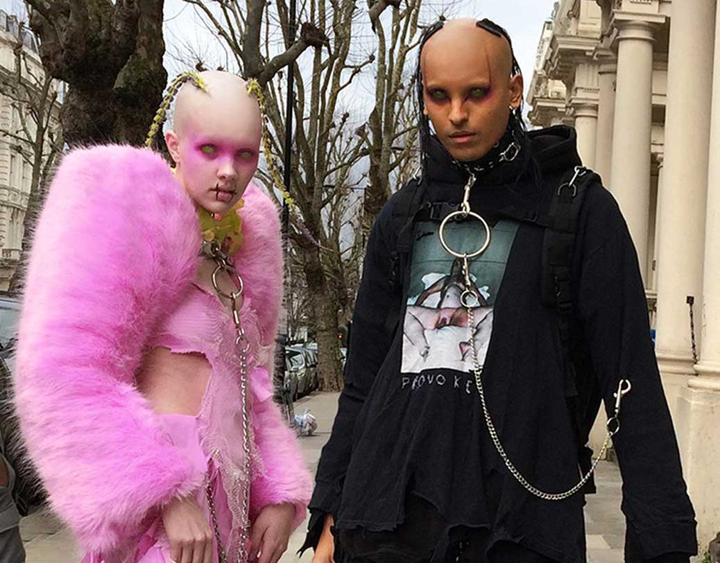 কানাডার দুই বিখ্যাত ডিজাইনার হানা রোজ ডালটন ও স্টিভেন রাজ ভাস্করন এই জুতো তৈরি করেছেন। এই জুতোর সঙ্গে তাল মিলিয়ে এলিয়েন বা অদ্ভুতদর্শন ভৌতিক মুখের মেক আপও করেছেন তাঁরা। সেই ছবি নিজেদের ইনস্টাগ্রামে শেয়ার করেছেন।