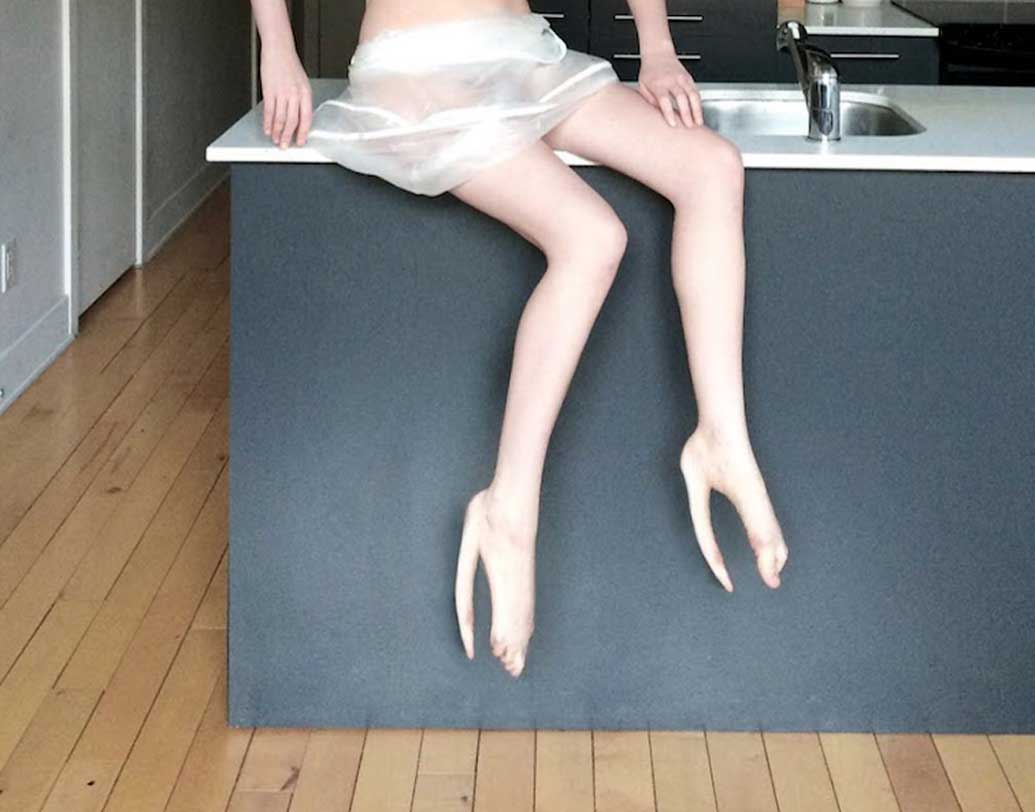 এর আগেও ফোটোশপের সাহায্য নিয়ে এমন জুতো পরার ছবি শেয়ার করেছিলেন তাঁরা। সে ছবি ভাইরাল হতে সময় নেয়নি। এ বার এমন জুতোর বাস্তব উপস্থিতি দেখে তাজ্জব তাঁদের অনুরাগীরা।