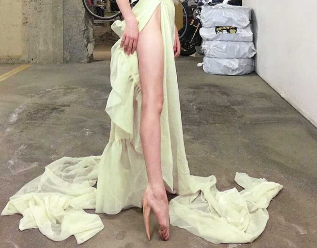 এমন জুতো কিনে তাক লাগাতে চান? দাম ধার্য হয়েছে ভারতীয় মুদ্রায় প্রায় ৭ লক্ষ ৩৪ হাজার টাকা।