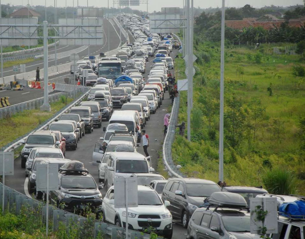 ইন্দোনেশিয়ার ব্রেবেসে ২০ কিমি জুড়ে যানজট হয়েছিল ইদের ছুটির সময়। বাড়ি ফিরছিলেন প্রত্যেকেই। ২০১৬ সালের জুলাইয়ে টানা তিন দিনের এই যানজটের ফলে হৃদরোগে আক্রাম্ত হয়ে মারা যান ১২ জন।