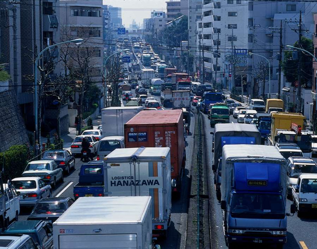 টাইফুনের আতঙ্কে বাড়ি ছাড়ছিলেন এক দল বাসিন্দা, অপর দিকে ছুটি থাকায় বাড়ি ফিরছিলেন অন্যরা। ১৯৯০ সালের অগস্ট মাসে টোকিওতে এই কারণেই প্রায় ১৩৫ কিমি দীর্ঘ একটি যানজট তৈরি হয়েছিল। আটকে ছিল ১৫ হাজার গাড়ি।